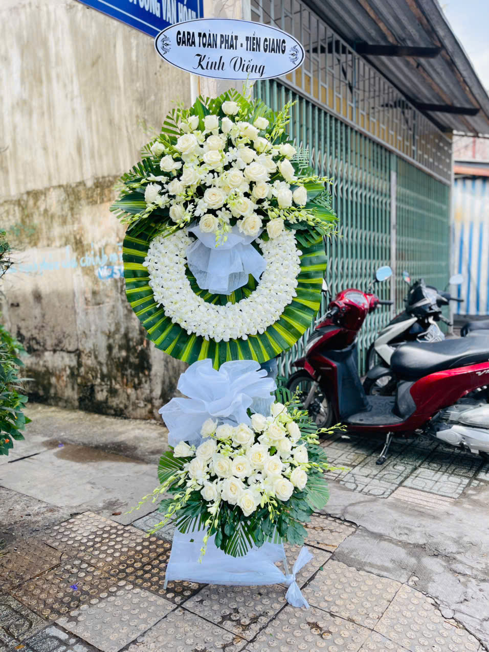 Hv 33 Vòng Hoa Viếng 2 tầng Lan Trắng Ly Vàng